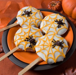 halloween-recipes-spider-cookie-pops.jpg