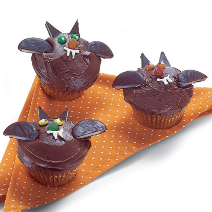 batty-cupcakes-halloween-recipe-photo-420-FF1004ALMAA02.jpg